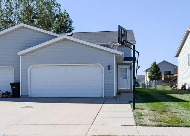 Property at 1719 50 St S, Fargo, ND 58103, 3 beds, 2 baths