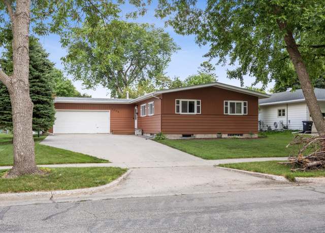 Property at 2208 10th St S, Fargo, ND 58103, 3 beds, 3 baths