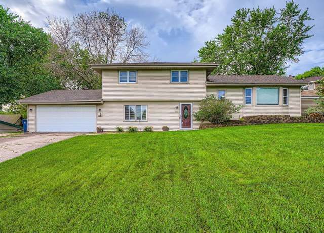 Property at 3001 Country Wood Dr, Burnsville, MN 55337, 3 beds, 3 baths