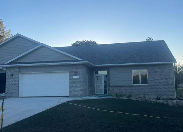 Property at 1207 S Shore Dr, Worthington, MN 56187, 3 beds, 2 baths