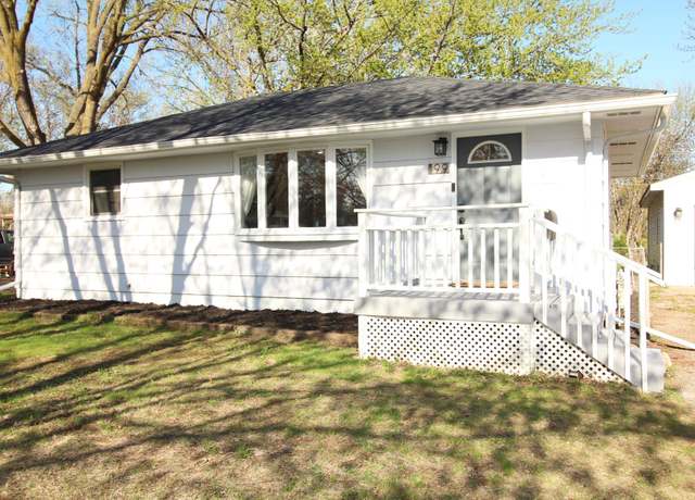 Property at 199 Greenway Ave N, Oakdale, MN 55128, 3 beds, 2 baths