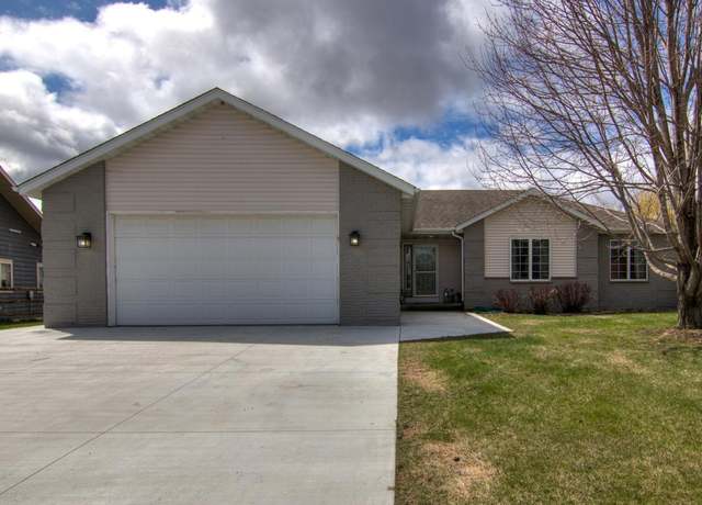 Property at 611 Circle Dr, Wabasha, MN 55981, 5 beds, 3 baths