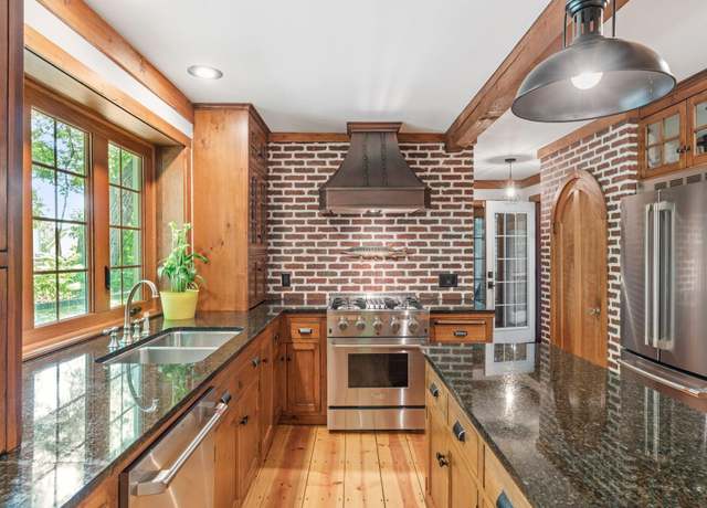 Property at 16660 Lakeview Ct, Lakeville, MN 55044, 4 beds, 4 baths