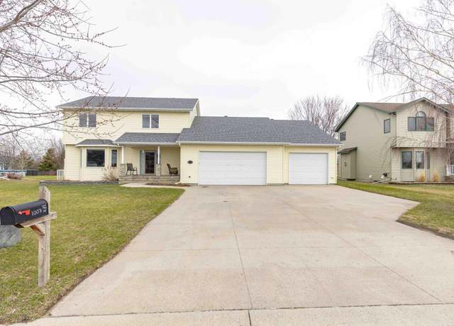 Property at 1007 3rd Ave NE, Barnesville, MN 56514, 5 beds, 4 baths