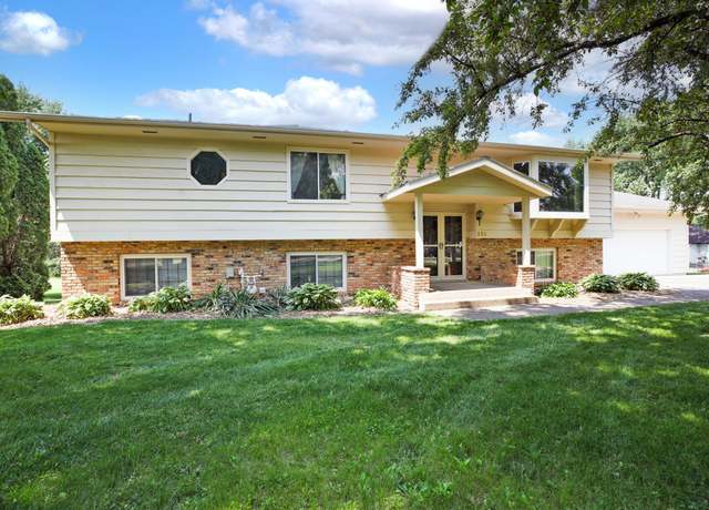 Property at 930 Minekahda Pl, Owatonna, MN 55060, 4 beds, 3 baths