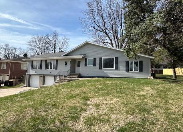 Property at 798 Des Moines Dr, Windom, MN 56101, 3 beds, 2 baths