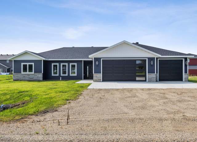 Property at 301 Pine Dr, Hankinson, ND 58041, 3 beds, 2 baths