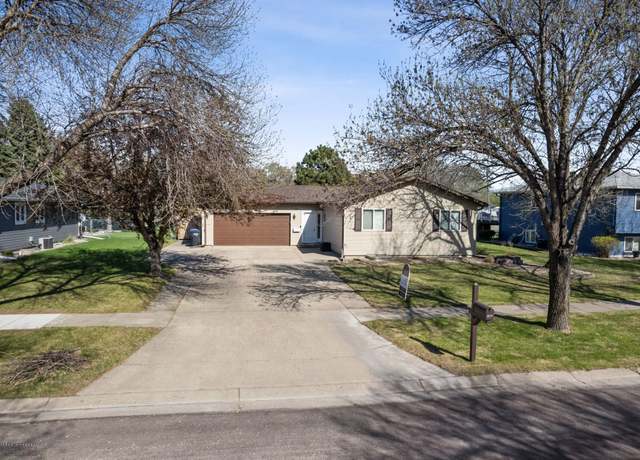 Property at 1922 18th St S, Fargo, ND 58103, 4 beds, 2 baths