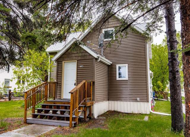 Property at 734 College St N, Fargo, ND 58102, 5 beds, 2 baths