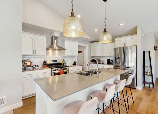 Property at 10725 Knollwood Ln, Woodbury, MN 55129, 3 beds, 3 baths