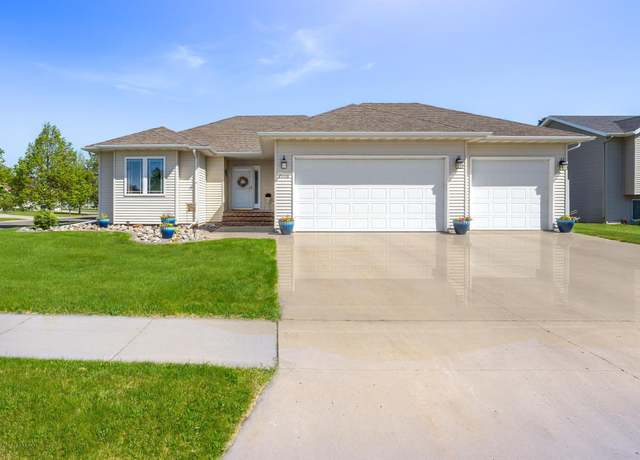 Property at 2008 33rd St S, Moorhead, MN 56560, 4 beds, 3 baths