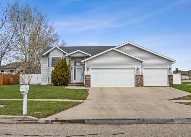 Property at 902 Parkway Dr, West Fargo, ND 58078, 4 beds, 3 baths