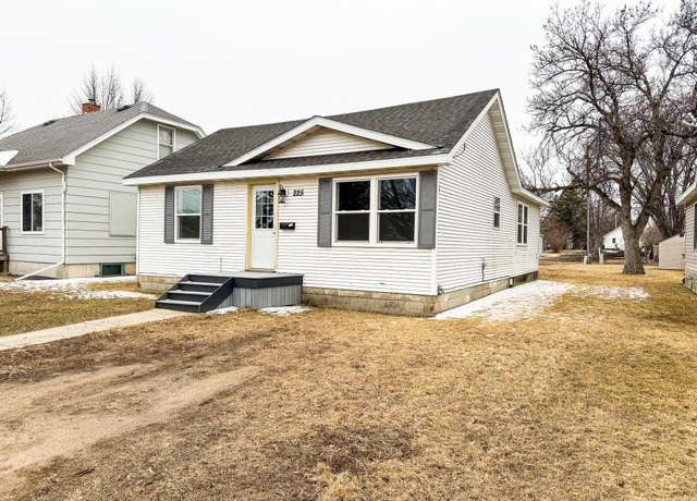 Property at 225 10th St S, Breckenridge, MN 56520, 3 beds, 2 baths