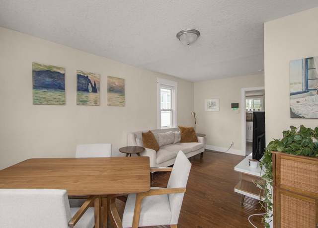 Property at 915 Cottage Ave E, Saint Paul, MN 55106, 2 beds, 1 bath