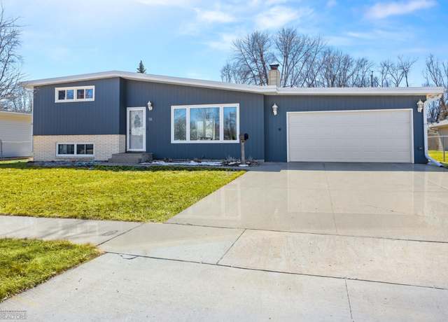 Property at 118 25th Ave N, Fargo, ND 58102, 5 beds, 2 baths
