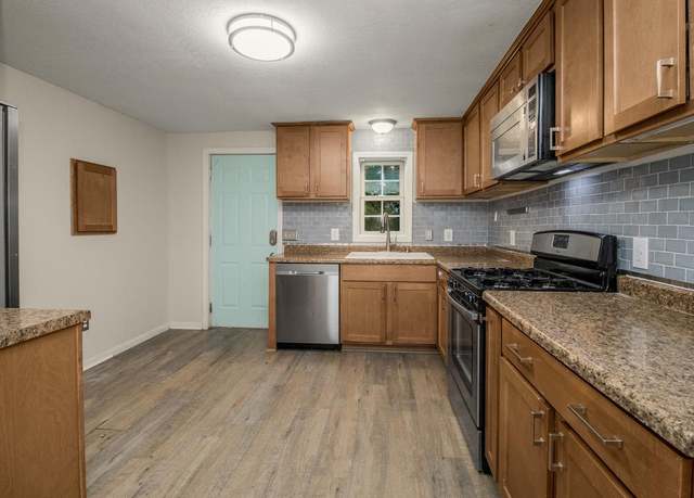 Property at 398 Banfil St, Saint Paul, MN 55102, 3 beds, 1 bath