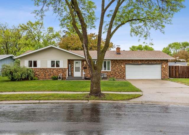 Property at 3105 Edgewood Dr N, Fargo, ND 58102, 4 beds, 2 baths