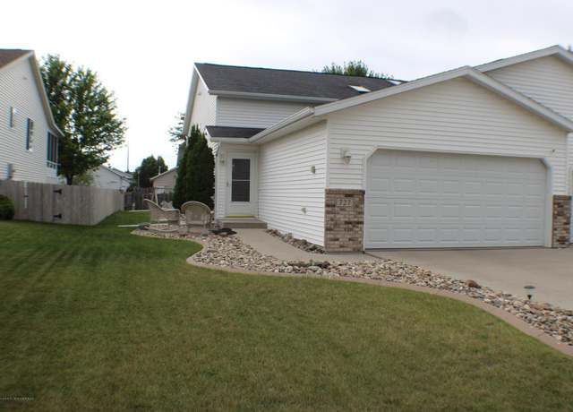Property at 727 14th Ave E, Fargo, ND 58078, 3 beds, 2 baths
