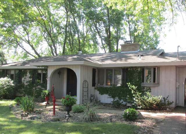 Property at 1611 W 63rd St, Chanhassen, MN 55331, 4 beds, 3 baths