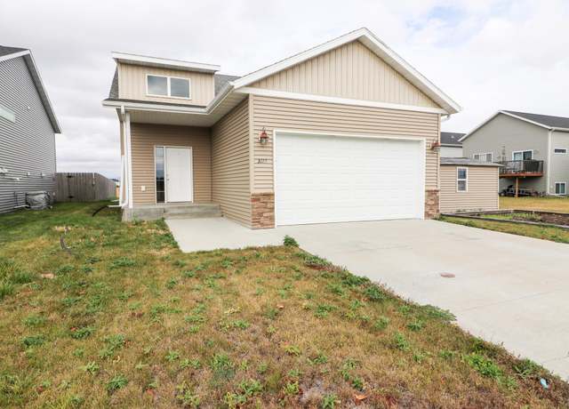 Property at 3112 38th Ave S, Moorhead, MN 56560, 4 beds, 3 baths