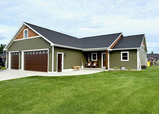 Property at 1010 2nd Ave SW, Roseau, MN 56751, 3 beds, 3 baths