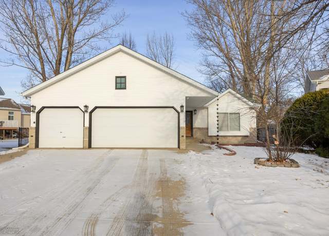 Property at 5310 18th St S, Fargo, ND 58104, 4 beds, 2 baths