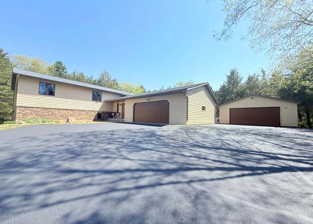 Property at 1069 Hunter Rdg, Hudson, WI 54016, 4 beds, 3 baths
