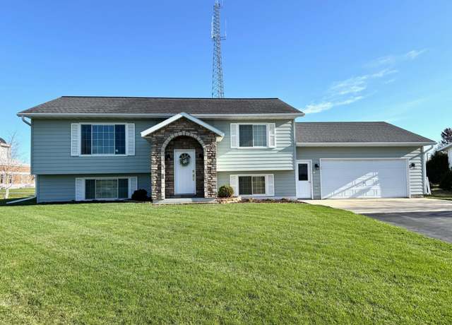Property at 301 7th St SW, Roseau, MN 56751, 4 beds, 3 baths