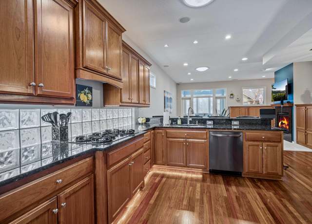 Property at 17539 Hackberry Ct, Eden Prairie, MN 55347, 4 beds, 3 baths