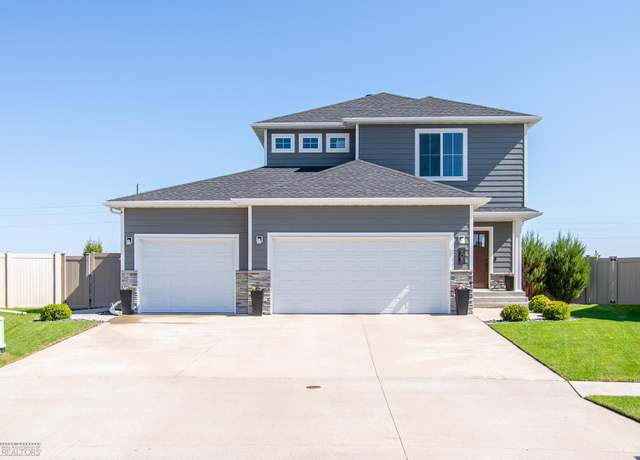 Property at 905 Ashley Dr W, West Fargo, ND 58078, 4 beds, 4 baths