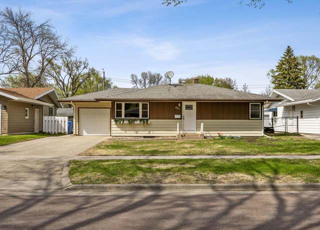 Property at 221 26th Ave N, Fargo, ND 58102, 4 beds, 2 baths