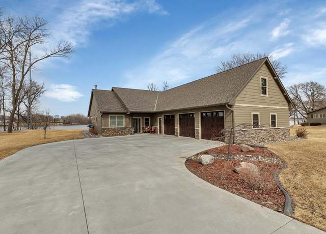 Property at 850 Lakewood Dr SW, Hutchinson, MN 55350, 3 beds, 3 baths