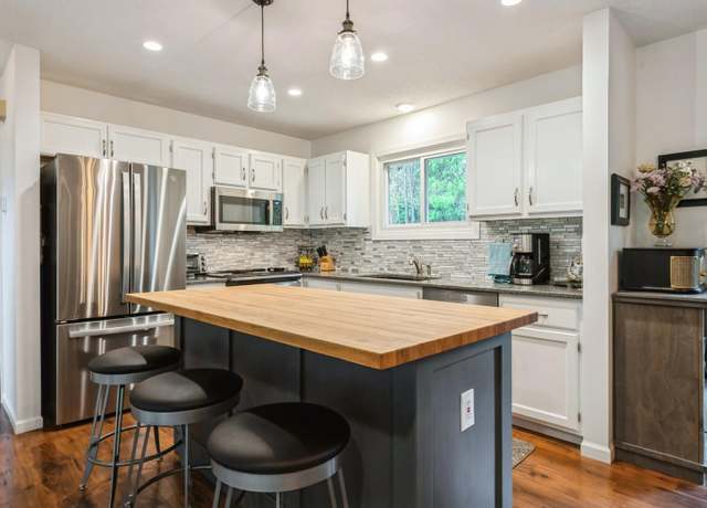 Property at 6708 Amherst Ln, Eden Prairie, MN 55346, 3 beds, 2 baths