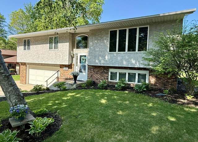 Property at 1304 10th St SE, Willmar, MN 56201, 3 beds, 2 baths