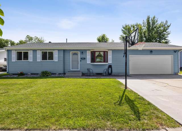 Property at 901 7th St W, Fargo, ND 58078, 3 beds, 2 baths