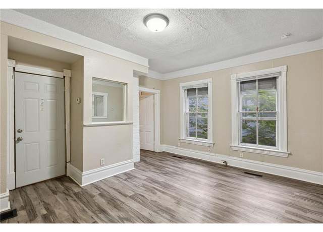 Property at 481 Edmund Ave, Saint Paul, MN 55103, 8 beds, 4 baths