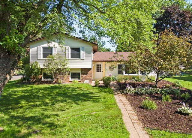 Property at 8304 69th St S, Cottage Grove, MN 55016, 3 beds, 2 baths