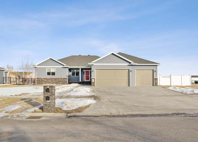 Property at 2326 36th St S, Moorhead, MN 56560, 5 beds, 3 baths