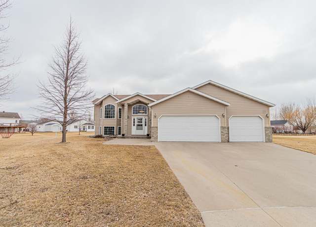 Property at 985 32nd St S, Moorhead, MN 56560, 3 beds, 2 baths