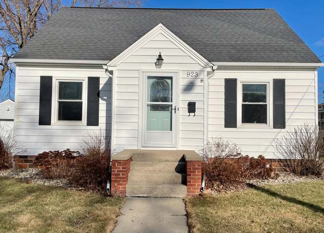 Property at 923 3rd St SW, Waseca, MN 56093, 3 beds, 2 baths