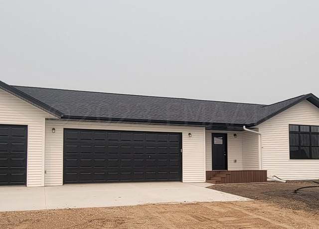 Property at 208 4th St NW, Gwinner, ND 58040, 3 beds, 3 baths