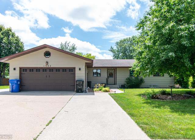 Property at 1902 23rd Ave S, Fargo, ND 58103, 4 beds, 3 baths