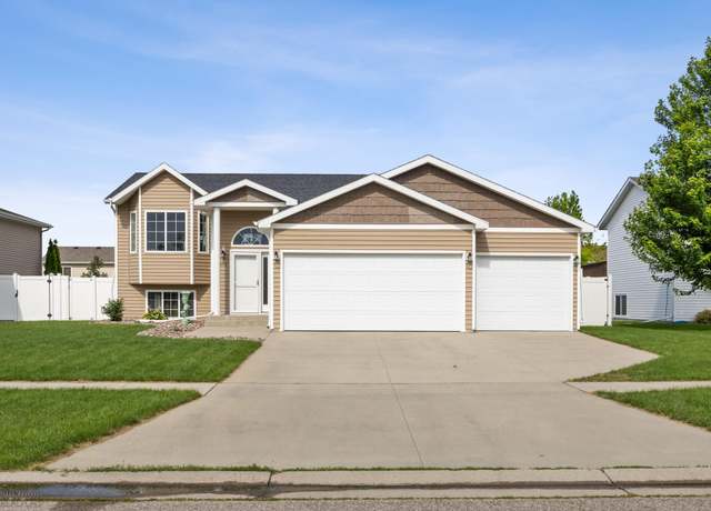 Property at 4416 10th St W, West Fargo, ND 58078, 4 beds, 2 baths
