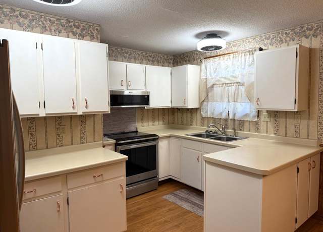 Property at 2402 Kenwood Dr SW, Willmar, MN 56201, 2 beds, 1 bath