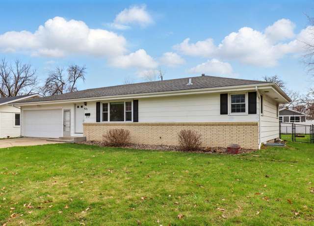 Property at 621 Monroe St S, Shakopee, MN 55379, 4 beds, 2 baths