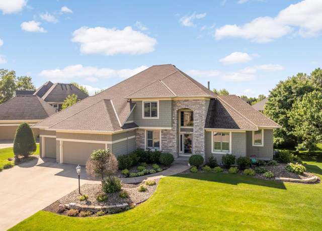 Property at 8918 Springwood Dr, Woodbury, MN 55125, 5 beds, 4 baths