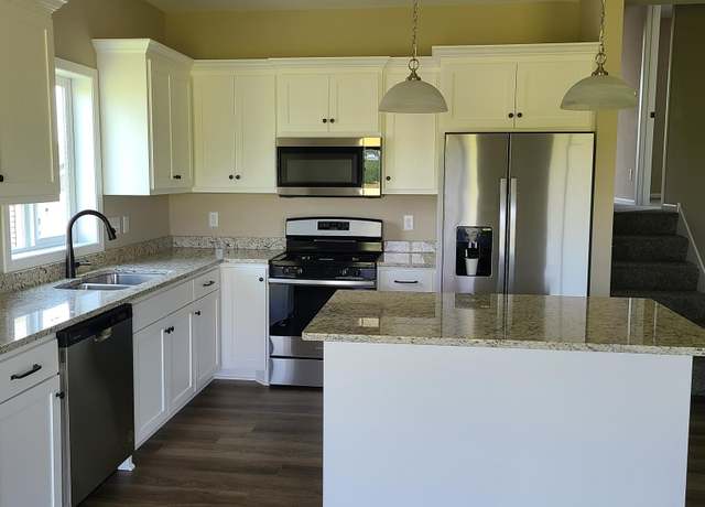 Property at 1027 45th Ave NE, Saint Cloud, MN 56304, 3 beds, 3 baths