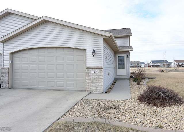 Property at 1062 Parkway Dr, West Fargo, ND 58078, 3 beds, 2 baths