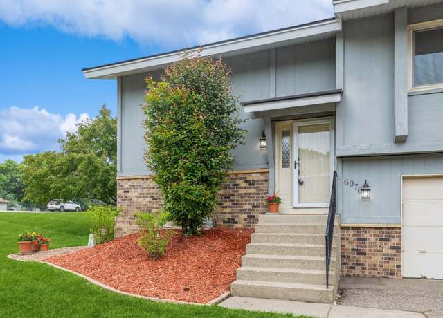 Property at 6976 Pima Ln, Chanhassen, MN 55317, 3 beds, 2 baths