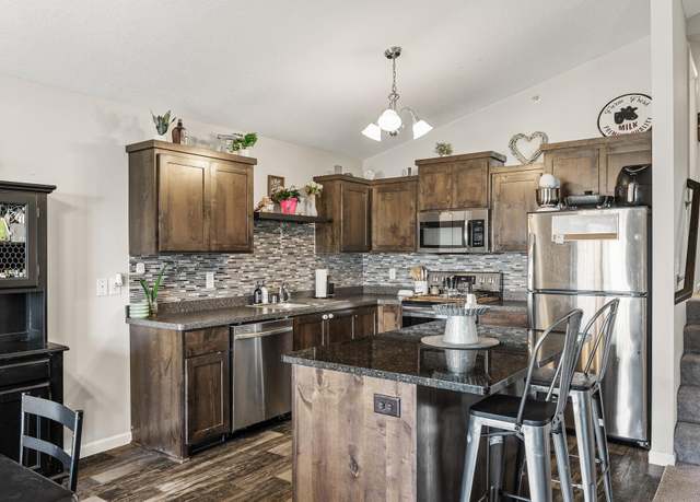 Property at 8555 Gateway Cir, Monticello, MN 55362, 4 beds, 3 baths